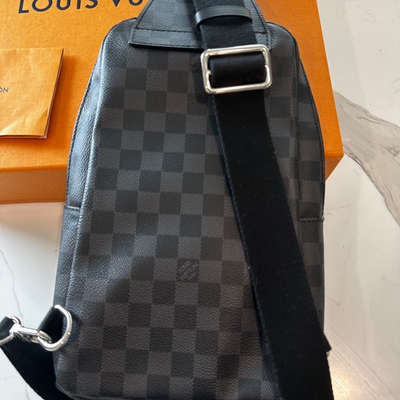 LIKE NEW!! AUTHENTIC LOUIS VUITTON- DamierGraphite sling bag Shoulder Bag - Picture 3 of 5